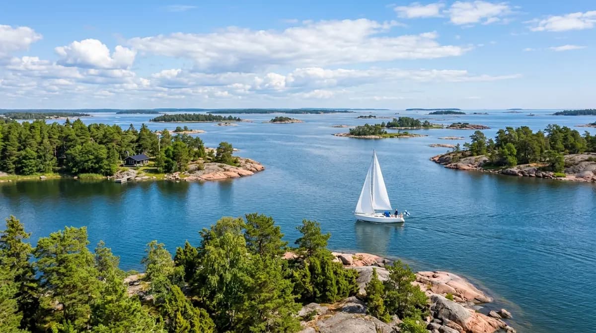 Suomen saaristo kesäkaudella, valkoinen purjevene matkalla